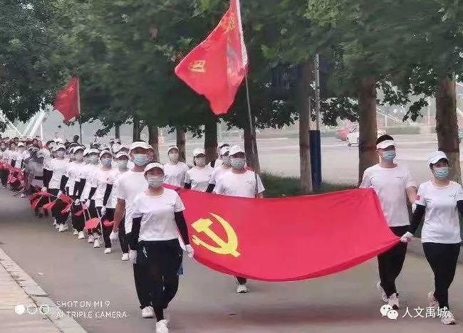 安徽一爷爷第一次见孙子又放炮又脱衣服，他为何会这样做？游戏画面