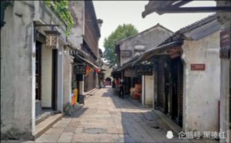沙滩游玩的女孩们